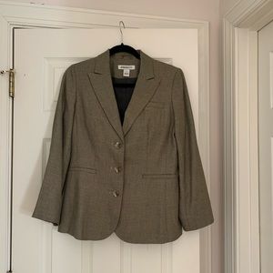 Classic style Jones and Co jacket. Size 8. Fully lined with inside pocket.